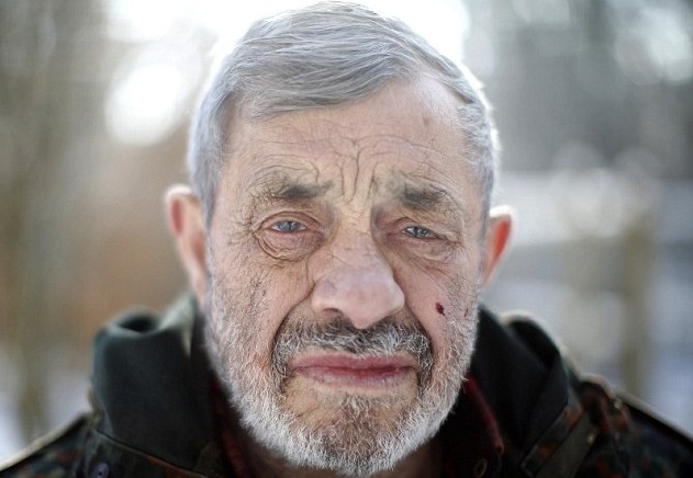 德國(guó)79歲男子“與狼共食” 化身頭狼統(tǒng)領(lǐng)29只猛獸