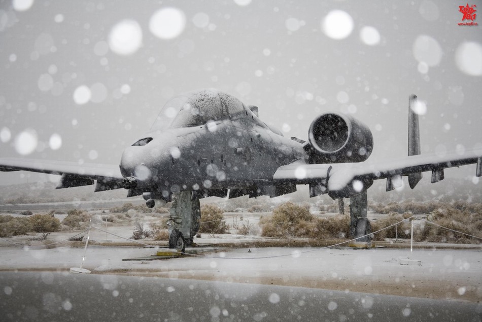 美軍最昂貴隱形戰機大雪天屋外挨凍