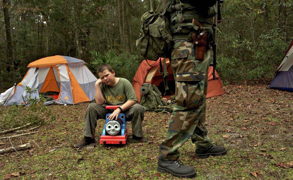 美訓(xùn)練營(yíng)教你應(yīng)對(duì)世界末日 兒童學(xué)用突擊步槍