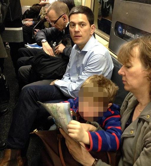 英國(guó)前外交大臣赴美發(fā)展 攜妻兒乘地鐵做慈善掙大錢