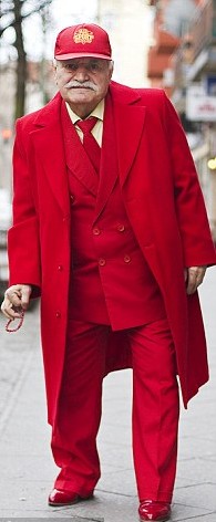 土耳其83歲“潮男”街拍走紅網絡 衣服每日翻新