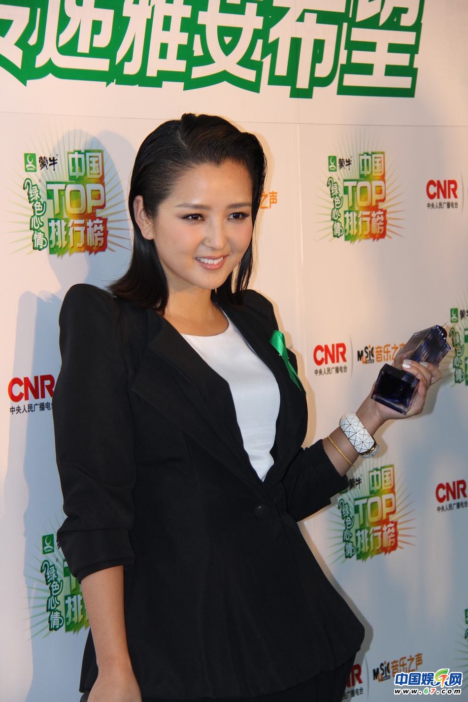 直擊中國TOP排行榜頒獎晚會 Ella低胸秀乳溝 劉忻現“蜘蛛”紋身