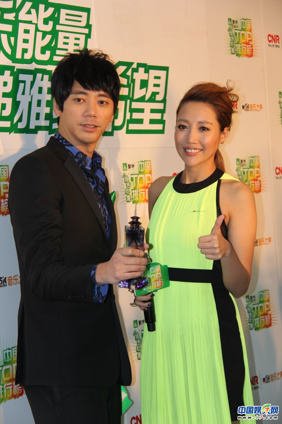 直擊中國TOP排行榜頒獎晚會 Ella低胸秀乳溝 劉忻現“蜘蛛”紋身