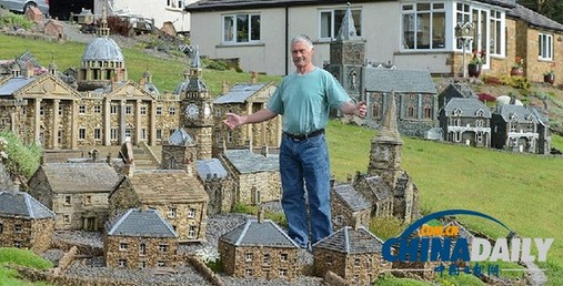 英67歲建筑工花園中自建仨微型村 成當(dāng)?shù)芈糜尉包c