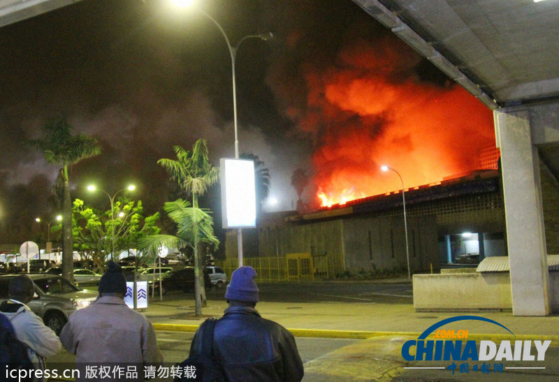 肯尼亞首都機(jī)場(chǎng)因大火關(guān)閉 傷亡情況不明（組圖）