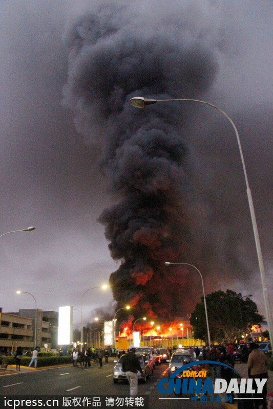 肯尼亞首都機(jī)場(chǎng)因大火關(guān)閉 傷亡情況不明（組圖）
