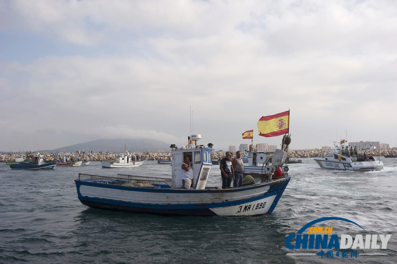 西班牙漁民赴直布羅陀爭議海域 抗議對方修建島礁（高清組圖）