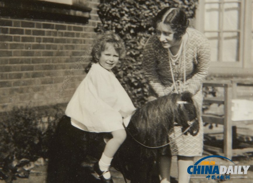 伊麗莎白女王童年照曝光 戀馬情結從小展現（圖）