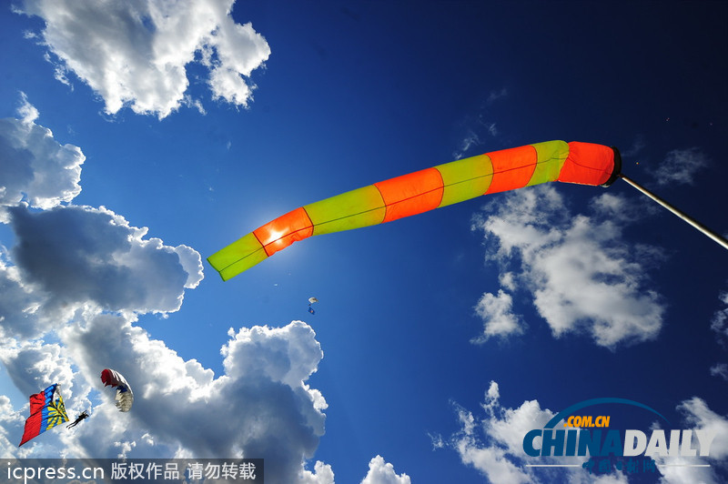 俄羅斯傘兵秀十八般武藝 慶?？哲姵闪?01周年（高清組圖）