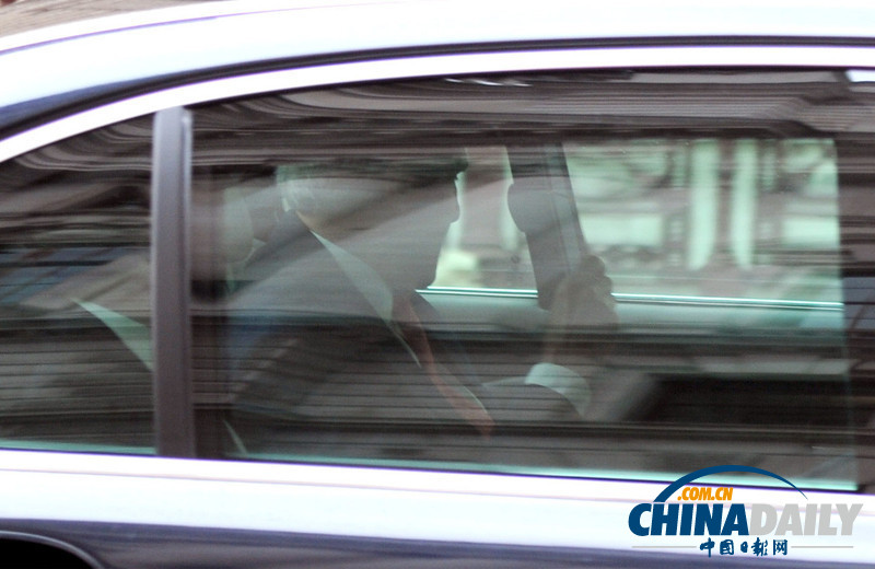 美國務(wù)卿克里驅(qū)車離開英國外交部 遭抗議者圍追堵截