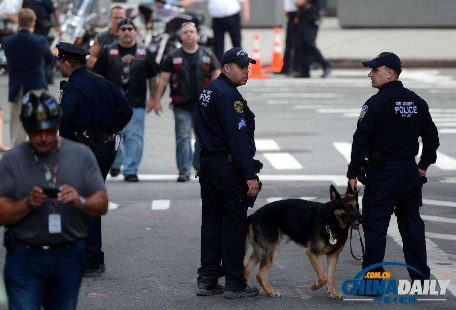 奧巴馬出席9·11事件紀念活動 天氣炎熱狂擦臉