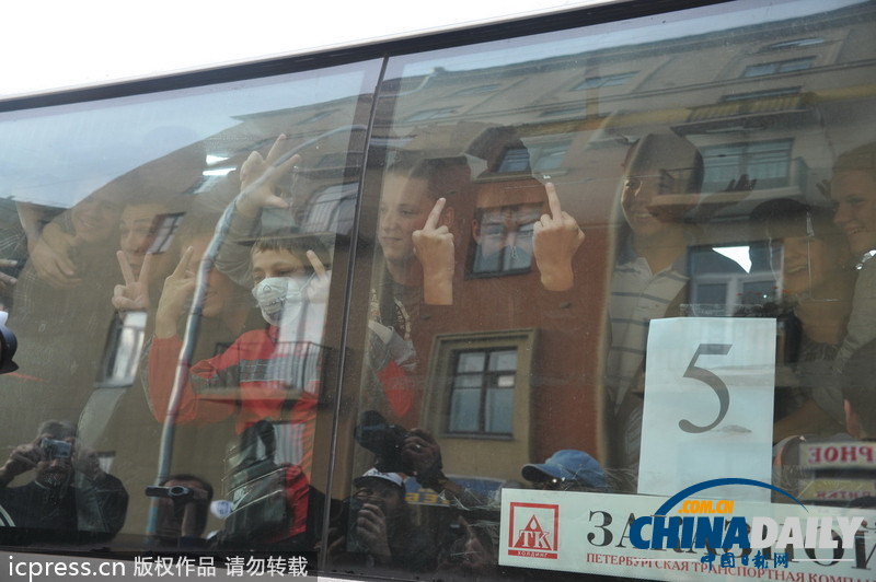 俄羅斯民眾游行抗議非法移民 被警方逮捕做不雅手勢