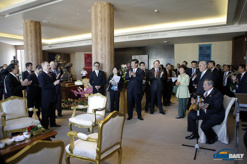 圖：普京迎61歲生日 印尼總統彈吉他慶生