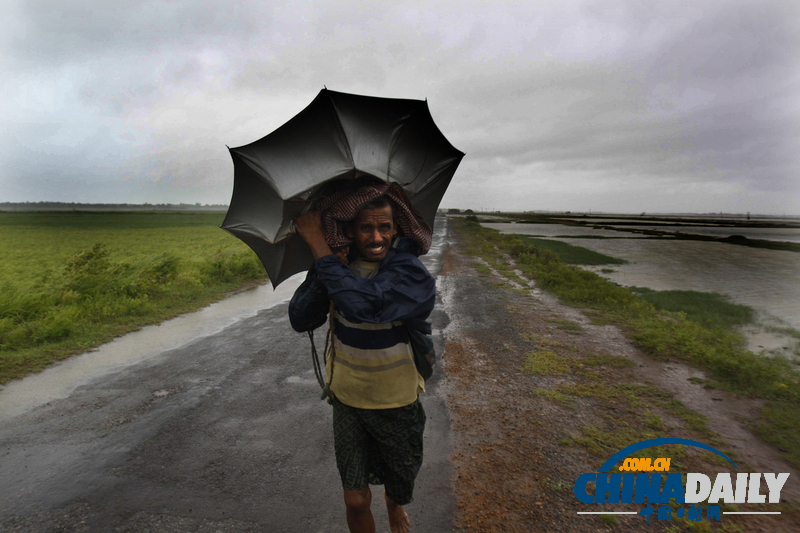 超強臺風“費林”襲擊印度 數(shù)十萬人緊急疏散