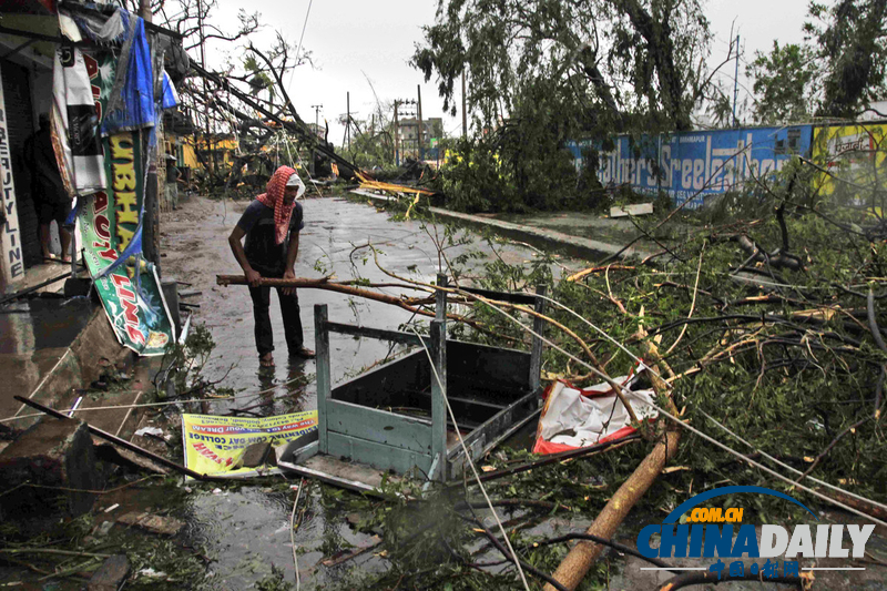 超強(qiáng)臺風(fēng)“費(fèi)林”襲擊印度 數(shù)十萬人緊急疏散