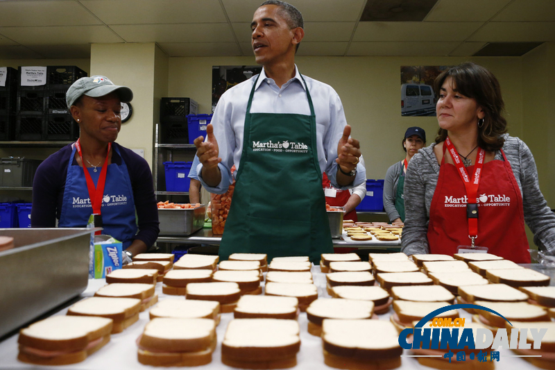 奧巴馬視察食品慈善機構 穿圍裙變志愿者做三明治