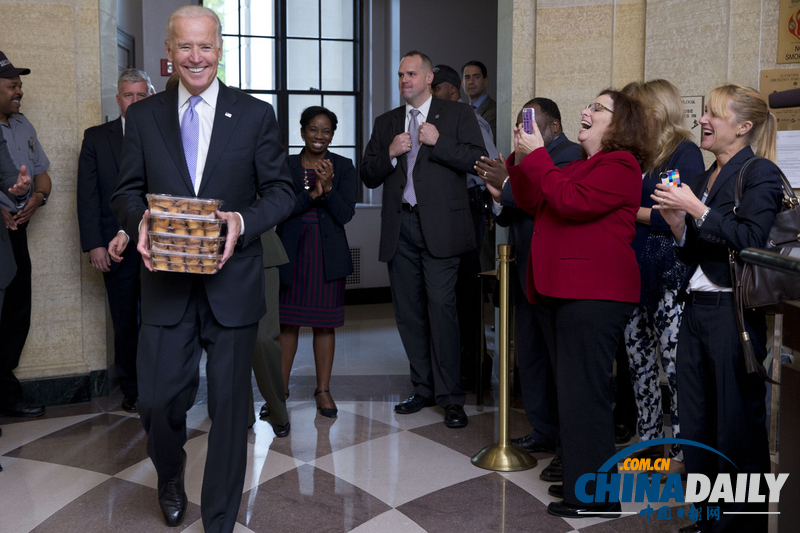 美國(guó)公務(wù)員重返工作崗位 副總統(tǒng)拜登攜禮迎接