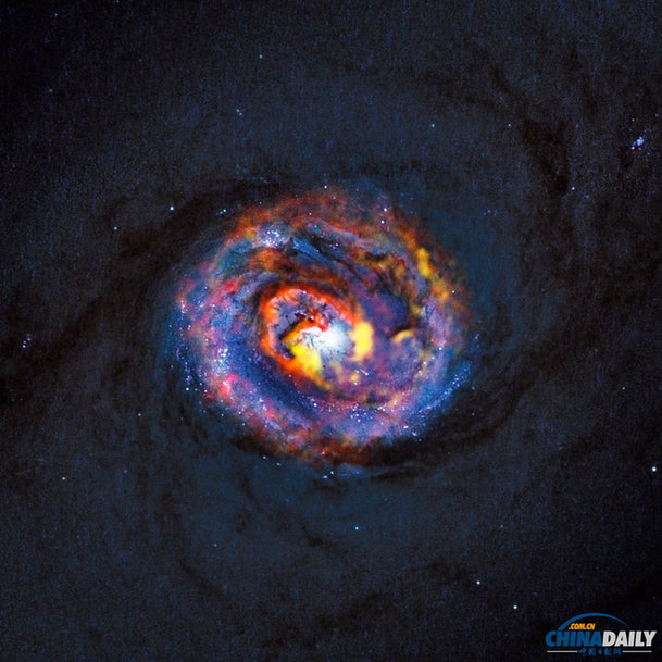 天文學家拍到宇宙震撼一幕：超級黑洞吞噬巨量物質