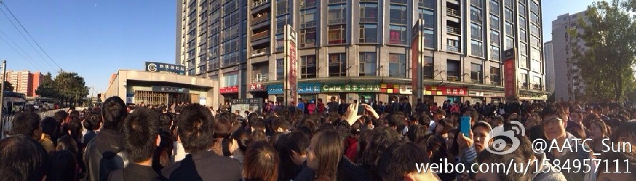 北京地鐵十號線連發(fā)故障 站點(diǎn)限流乘客滯留站外