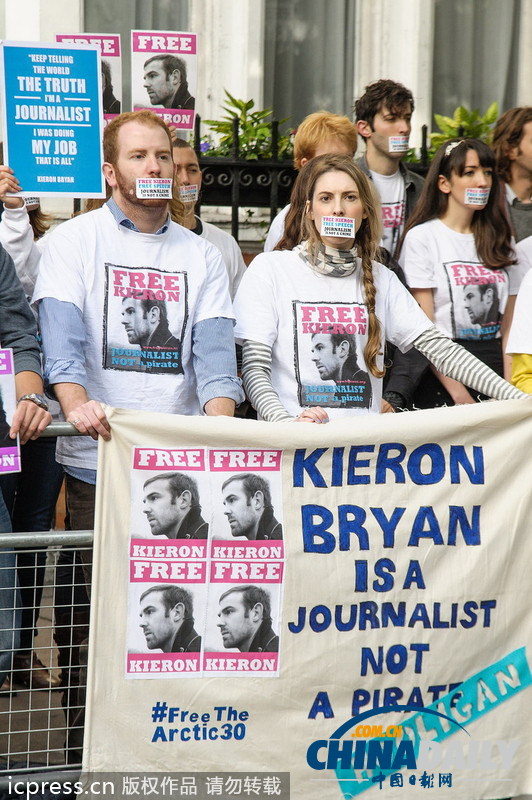 英民眾封口抗議要求俄羅斯釋放被捕記者