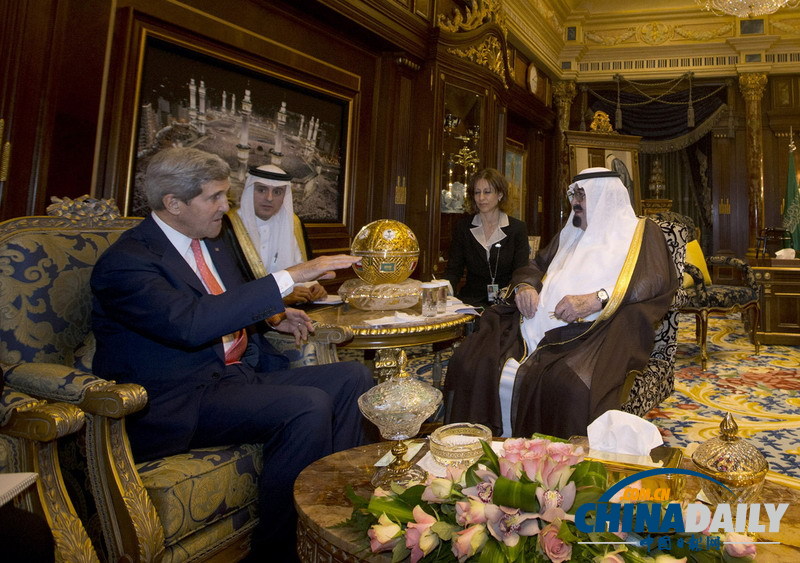 美國務卿克里訪問沙特 跟小寶寶“握腳”問好