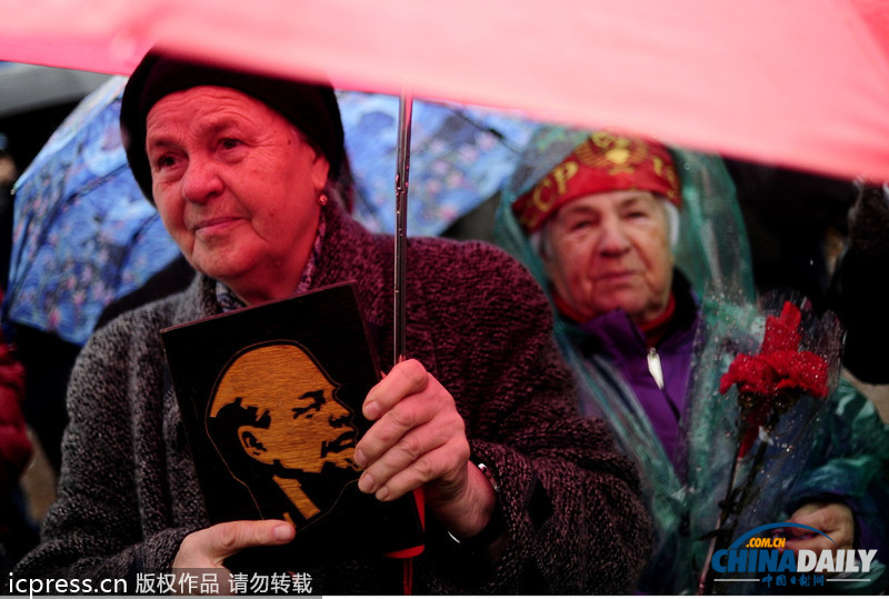 俄共產(chǎn)黨支持者手持列寧畫像游行 紀念十月革命96周年