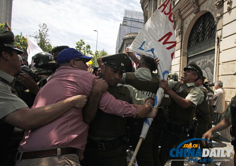 智利政府雇員罷工要求漲薪 遭警察圍堵
