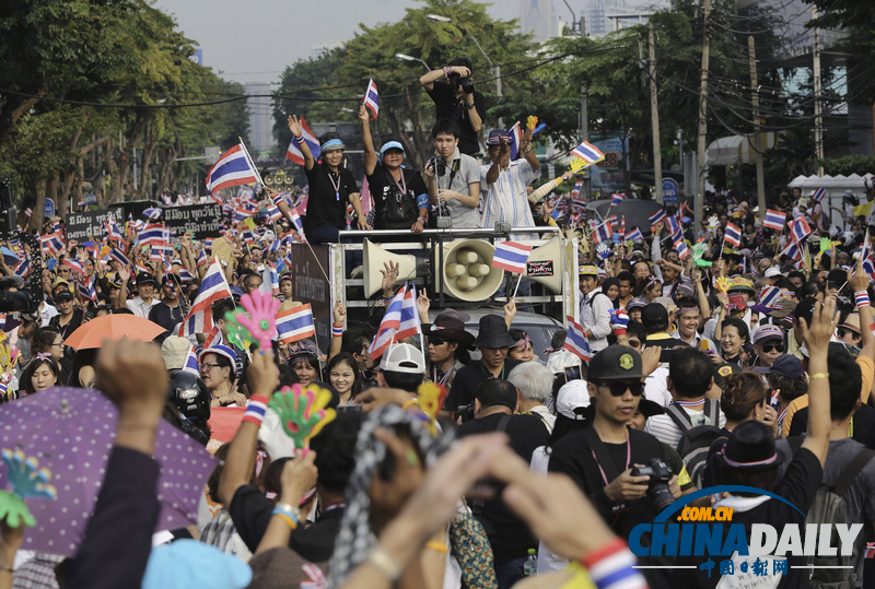 泰國民眾持續(xù)示威抗議大赦法案（組圖）