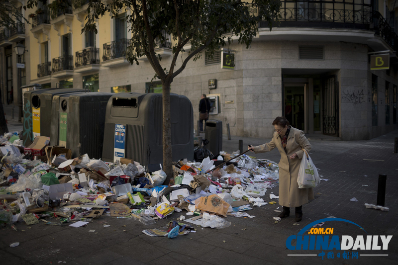 西班牙環(huán)衛(wèi)工人持續(xù)罷工 街頭垃圾堆成山