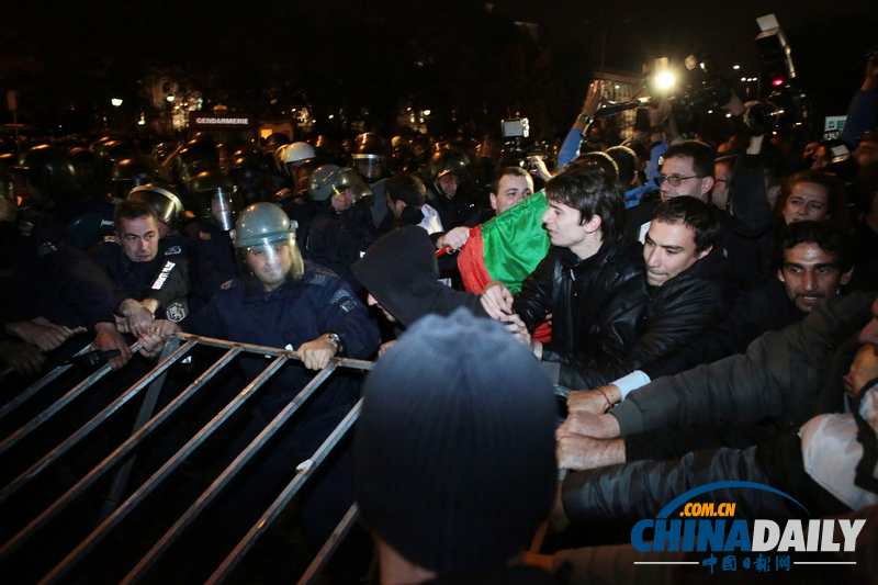 保加利亞學生舉行反政府示威 與警察激烈沖突