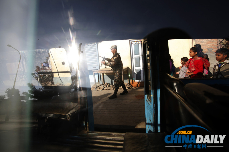 尼泊爾橋下發現高壓鍋炸彈 足以炸斷整座橋