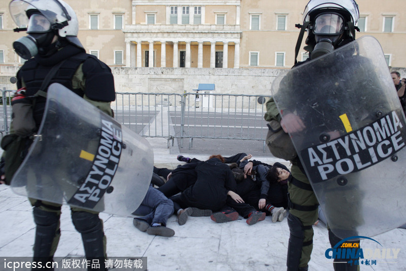 希臘民眾大規(guī)模游行 紀(jì)念學(xué)生起義40周年（圖）