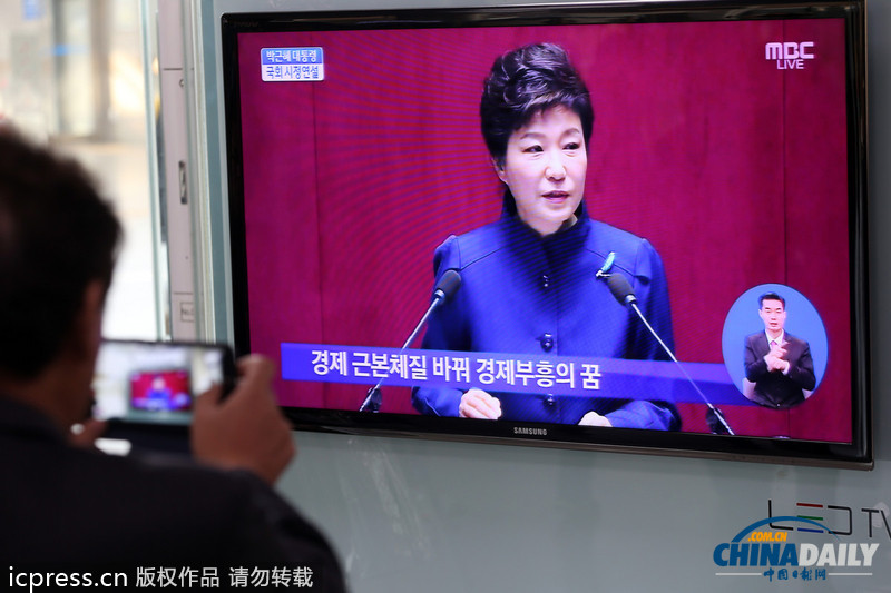 樸槿惠首次發表施政演講 遭反對黨剃光頭戴口罩抗議