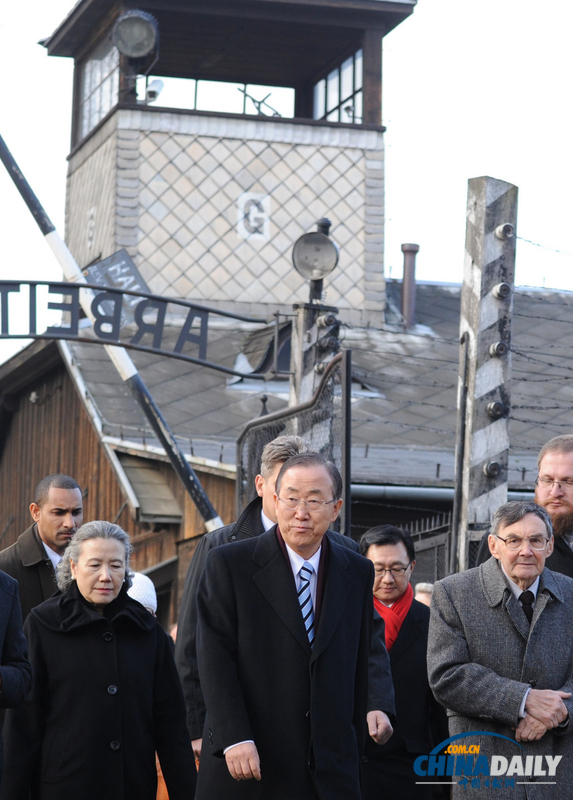 氣候會議期間潘基文到訪奧斯維辛 在集中營前獻花