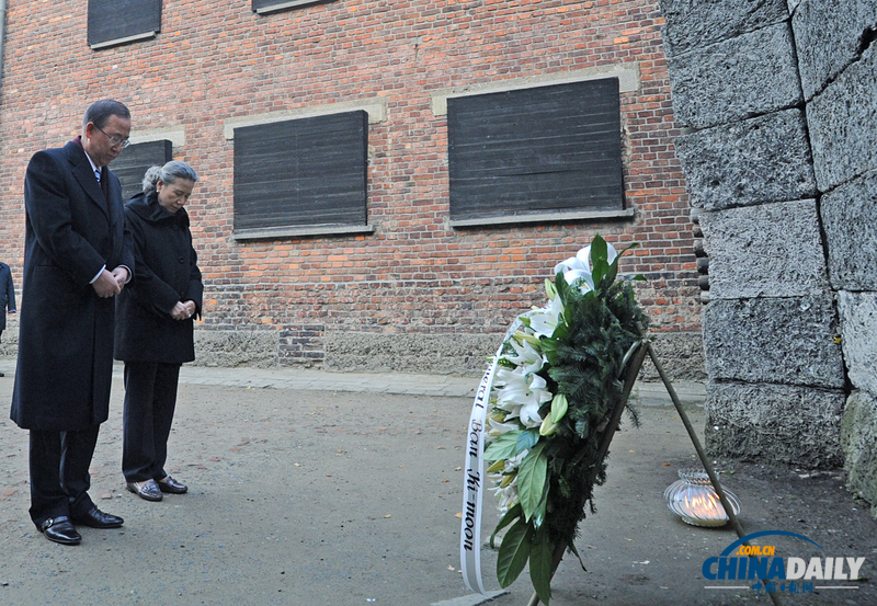 氣候會議期間潘基文到訪奧斯維辛 在集中營前獻花