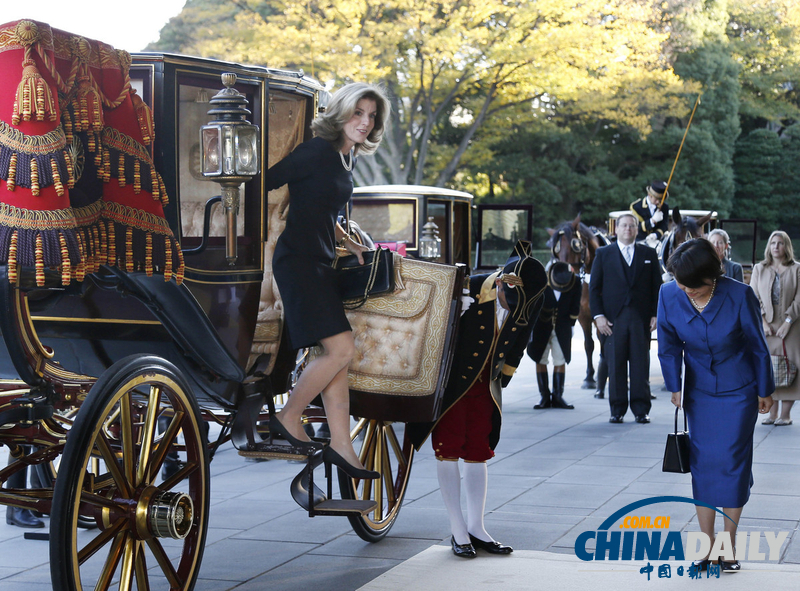 日本天皇打破傳統(tǒng) 與美國新任駐日大使卡羅琳握手