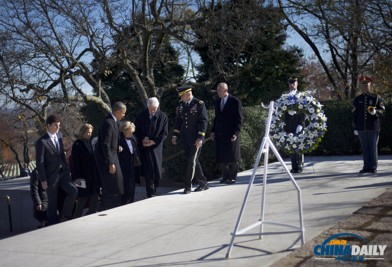 奧巴馬和克林頓一起攜夫人緬懷肯尼迪并獻(xiàn)花圈
