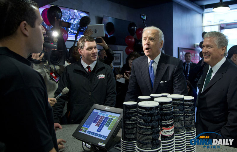 美國副總統(tǒng)拜登前往商店買午餐親自付費 引圍觀