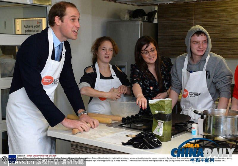 威廉王子探訪慈善中心 戴圍裙做糕點(diǎn)展“煮夫”潛質(zhì)
