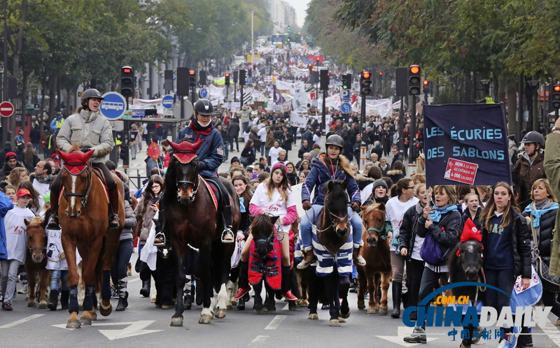 法國民眾騎馬上街抗議增加營業稅