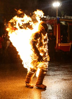 奧地利“人體火炬”燃燒近6分鐘 創(chuàng)造新世界紀(jì)錄