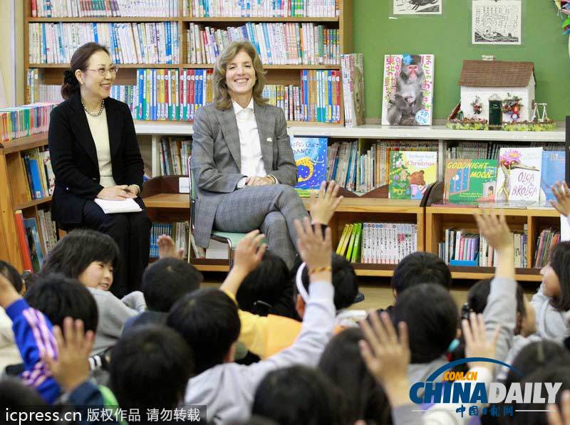 美新任駐日大使訪問日本海嘯災區 展示書法“友”字