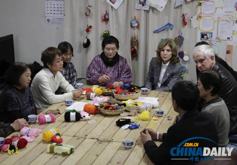 美新任駐日大使訪問日本海嘯災區(qū) 展示書法“友”字