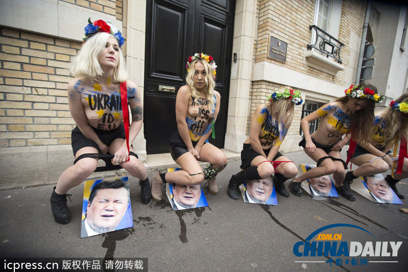 法裸女往烏克蘭總統“臉”上撒尿 抗其拒簽貿易協定