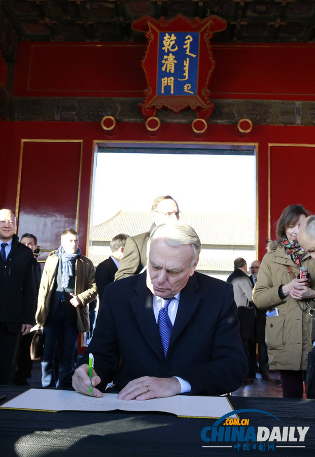 法國(guó)總理埃羅參觀故宮博物院 與紅墻比高度