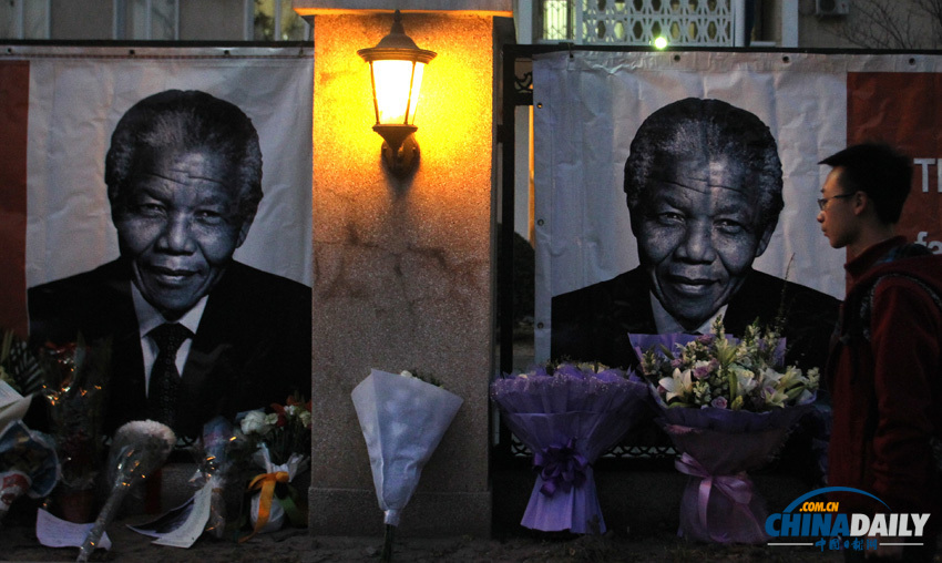 民眾繼續前往南非駐華使館外獻花 悼念曼德拉