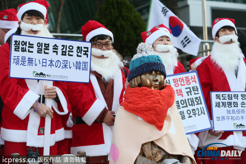 韓慰安婦少女像披冬裝 在圣誕老人簇?fù)硐率刈o獨島