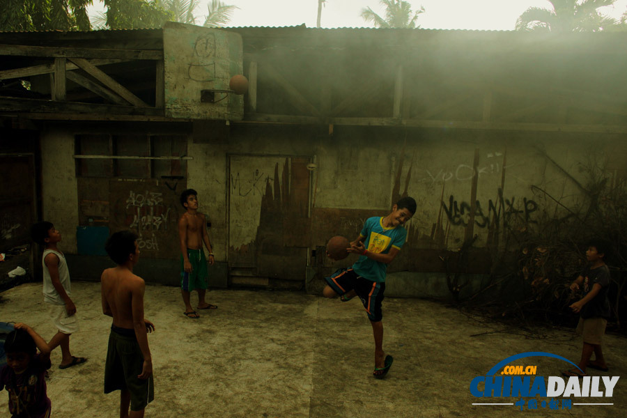 記者探訪菲律賓災(zāi)區(qū) 少年玩籃球不亦樂乎（獨(dú)家組圖）