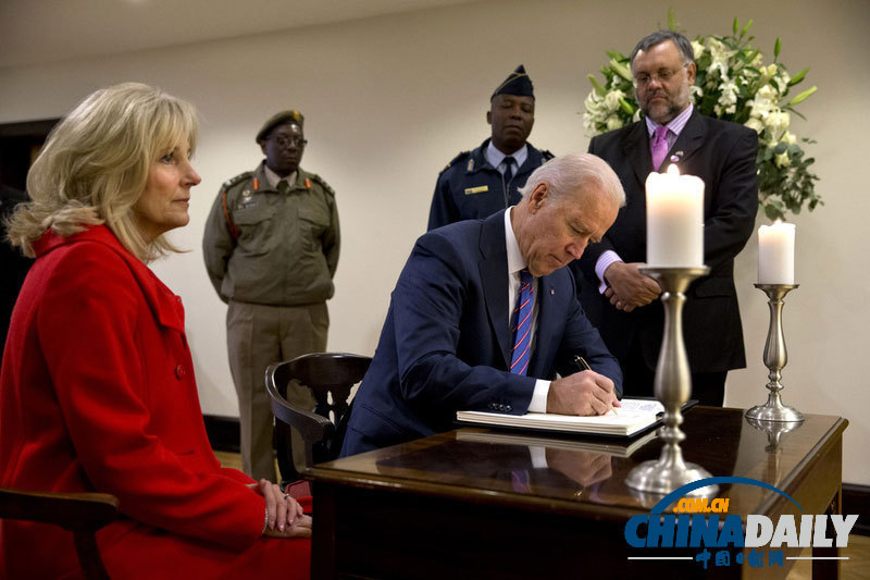 奧巴馬抵達南非 將出席曼德拉官方追悼會