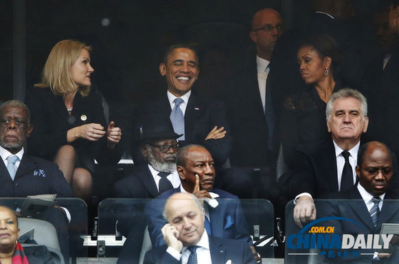 奧巴馬與丹麥女首相在曼德拉追悼會上玩自拍引質疑